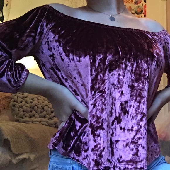off the shoulder red velvet hollister top - Picture 3 of 4